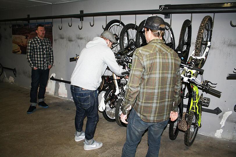 Die Bikes werden im Bike-Keller vom Hotel Santoni sicher verstaut.