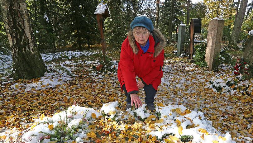 Anneliese Schedl steht fassungslos am Grab ihrer Tochter am Waldfriedhof: Die Diebe haben alles mitgenommen, was sie eingepflanzt hat. Anneliese Schedl steht fassungslos am Grab ihrer Tochter am Waldfriedhof: Die Diebe haben alles mitgenommen, was sie eingepflanzt hat.