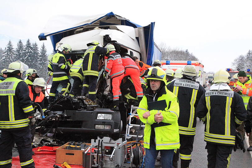 Schwerer Lkw-Unfall auf der A8 bei Frasdorf: Ein Lastwagen war in ein liegengebliebenes Fahrzeug gerast. Die Bilder.