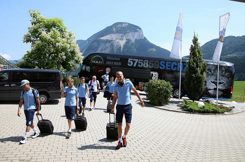 Die Mannschaft auf dem Weg vom Bus zum Hotel - nach der Ankunft erwartet die Spieler ein kleines Mittagessen, ehe es um 16 Uhr auf den Rasen geht.