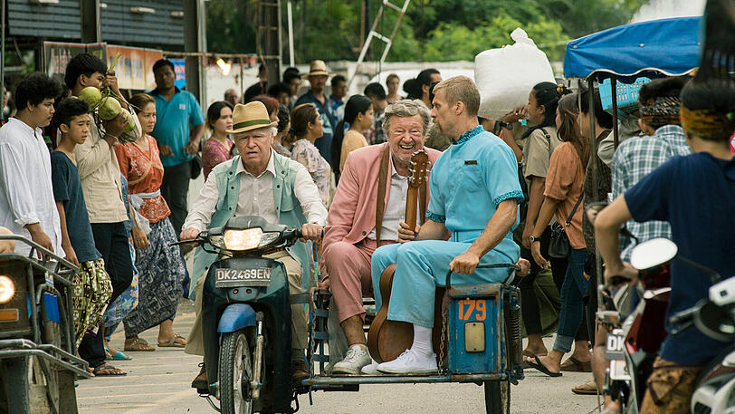 Unbeirrt lenkt Allan (Robert Gustafsson) das Moped durch die Menge. Julius (Iwar Wiklander) und Benny (David Wiberg, ganz rechts) sind mit an Bord.