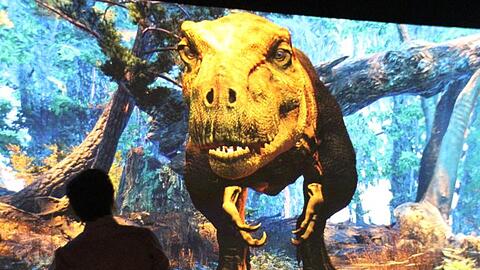 Ein interaktives Videospiel in der Ausstellung "T. rex: The Ultimate Predator".
