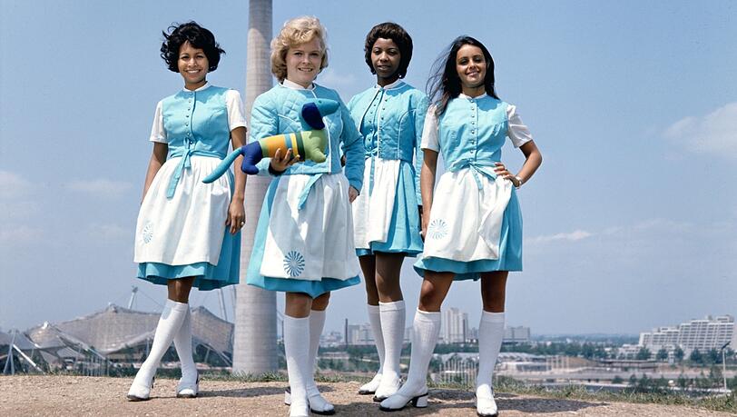 "Bayerisches Urblau": die Dirndl der Olympia-Hostessen