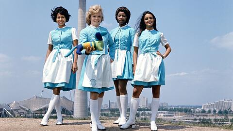 "Bayerisches Urblau": die Dirndl der Olympia-Hostessen