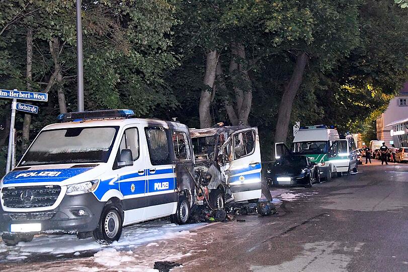 Weitere Bilder der brennenden Polizeiautos in München.