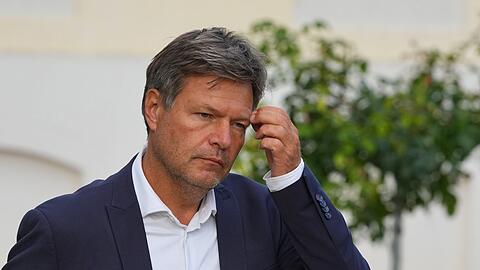 Robert Habeck im Garten von Schloss Meseberg: Der Bundeswirtschaftsminister will bei der Gasumlage nachbessern.