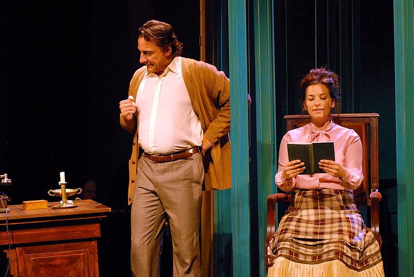 Professor Higgins (Thorsten Tinney) erklärt Eliza Doolittle (Kira Primke), wie man gepflegt Konversation betreibt: Szene aus &bdquo;My Fair Lady&ldquo;, dem Sommermusical für Nürnberg.