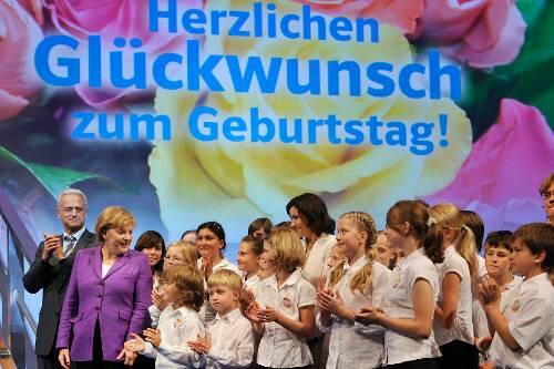 Ein Nürnberger Kinderchor singt auf dem CSU-Parteitag für das Geburtstagskind Angela Merkel.