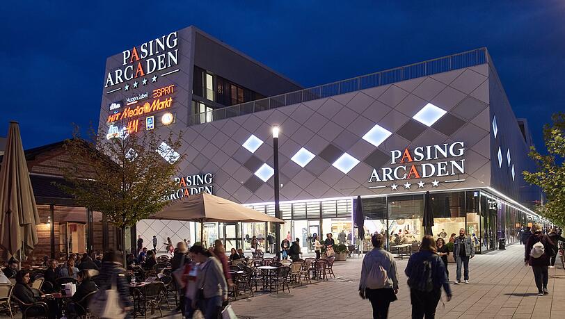 Von außen laden die Pasing Arcaden schon zum Hereinkommen ein. Von außen laden die Pasing Arcaden schon zum Hereinkommen ein.