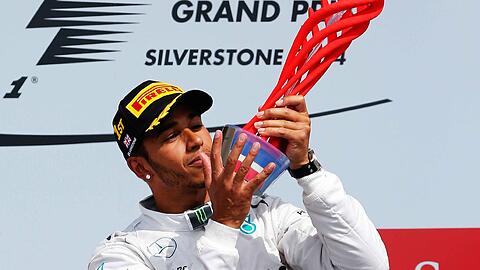 Lewis Hamilton mit der Siegertrophäe nach dem Gewinn in Silverstone.