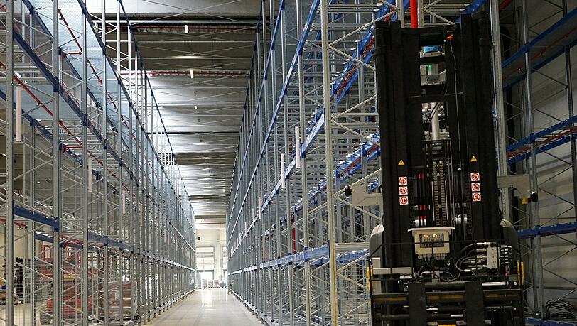 Noch ist sie fast leer. Die gigantische Logistikhalle. Noch ist sie fast leer. Die gigantische Logistikhalle.