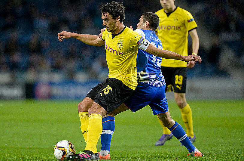 Der Dortmunder Mats Hummels im Duell mit Evandro Goebel vom FC Porto.