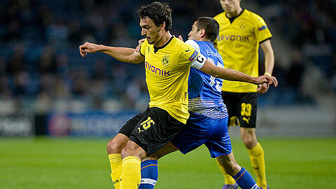 Der Dortmunder Mats Hummels im Duell mit Evandro Goebel vom FC Porto.