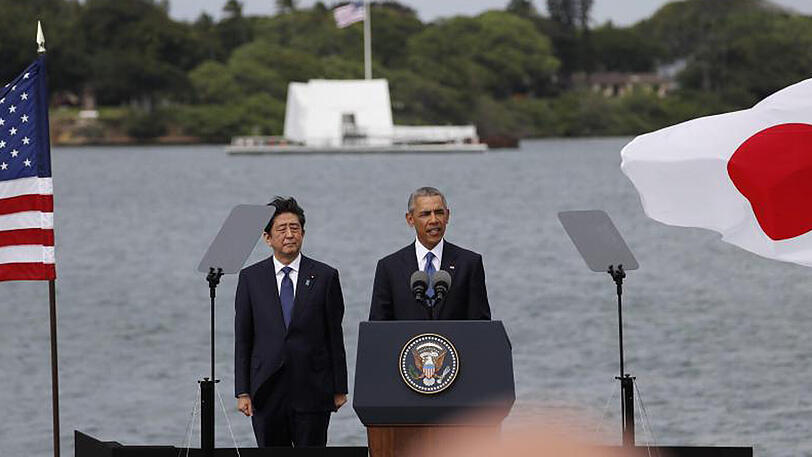 US-Präsident Barack Obama und der japanischen Regierungschef Shinzo Abe auf Pearl an der historischen Stätte Pearl Harbor.