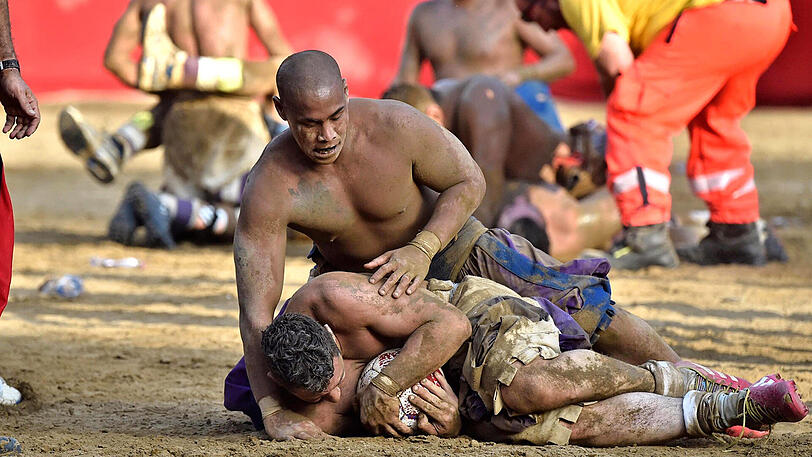 Der Spielball wird hier ganz schnell zur Nebensache - Schläge und Tritte sind hier ausdrücklich erlaubt. Die Biler vom Calcio Storico in Florenz.