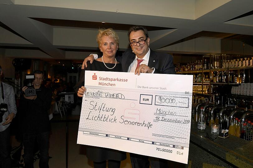 Lydia Staltner und Stavros Kostantinidis mit dem Scheck über 90.000 Euro an die Stiftung Lichtblick Seniorenhilfe