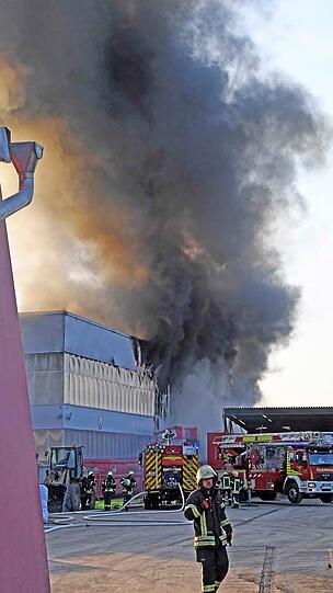 Brand in einem Recyclingbetrieb Feldkirchen: Das Feuer sorgte für eine Rauchwolke, die kilometerweit sichtbar war. Die Bilder vom Einsatz.