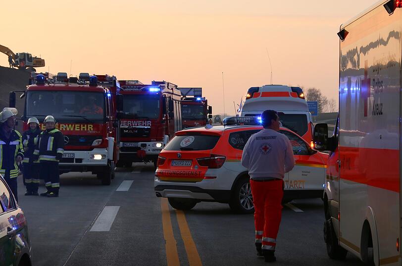 Bei einem Unfall auf der A94 am Donnerstagabend sind mehrere Menschen verletzt worden. Mindestens drei Autos waren an dem Unfall beteiligt.