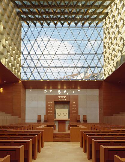 Das Programm ist üppig, zum Beispiel kann man die Synagoge besichtigen.