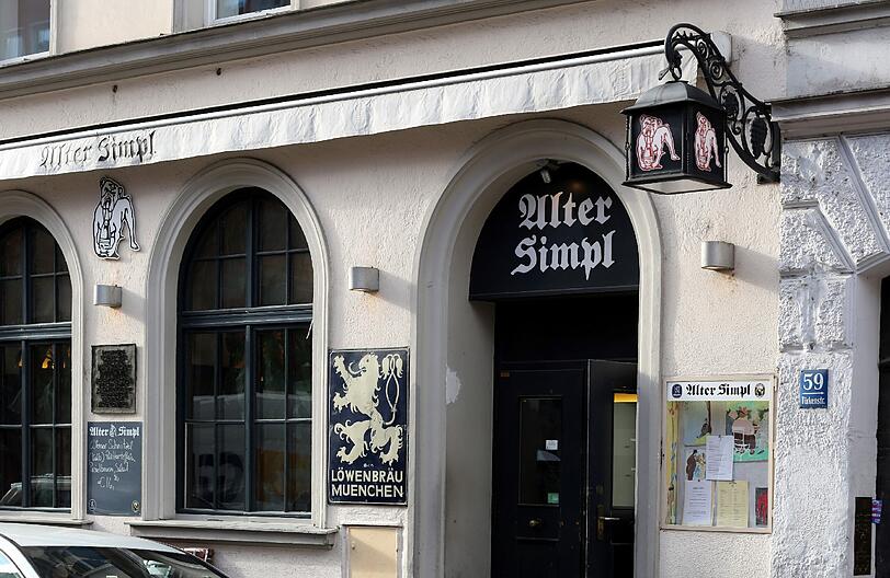 Und dann gibt es den Alten Simpl: Kaum ein Politiker, Schauspieler, Musiker und Adabei, der in den wilden Zeiten mit Toni Netzle als Wirtin nicht dort verkehrt hätte.