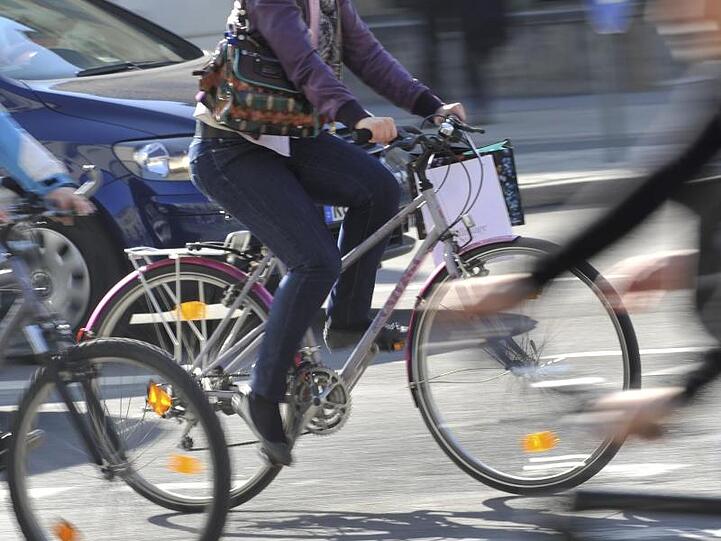 Radfahrer fahren auf dem Radweg durch die Ludwigstraße. Foto: Frank Leonhardt/dpa/Archivbild