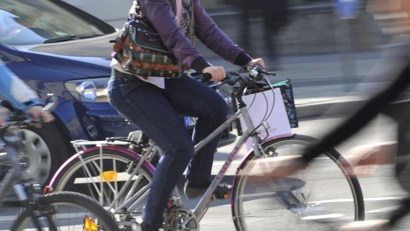 Radfahrer fahren auf dem Radweg durch die Ludwigstraße. Foto: Frank Leonhardt/dpa/Archivbild