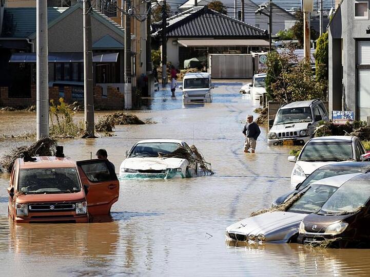 Nach dem Durchzug des Taifuns sind viele Straßen mit Schlammwasser übnerschwemmt.
