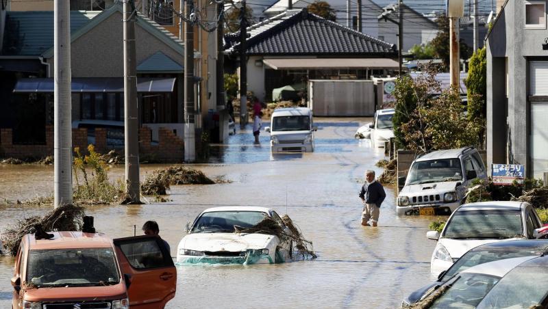 Nach dem Durchzug des Taifuns sind viele Straßen mit Schlammwasser übnerschwemmt.