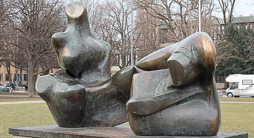 Allansichtigkeit charakterisiert die Plastik von Henry Moore. Das liegende Pendant vor der Neuen Pinakothek wurde sanierungsbedingt entfernt.