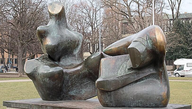 Allansichtigkeit charakterisiert die Plastik von Henry Moore. Das liegende Pendant vor der Neuen Pinakothek wurde sanierungsbedingt entfernt. Allansichtigkeit charakterisiert die Plastik von Henry Moore. Das liegende Pendant vor der Neuen Pinakothek wurde sanierungsbedingt entfernt.