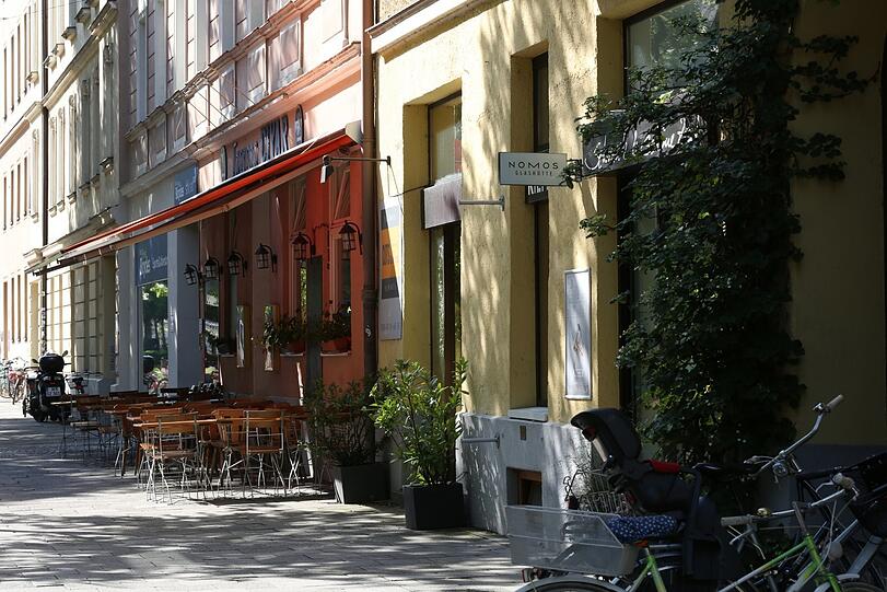 Hier gibt es viel Gastro und Platz zum Sitzen.