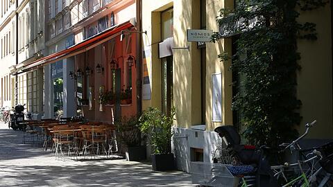 Hier gibt es viel Gastro und Platz zum Sitzen.