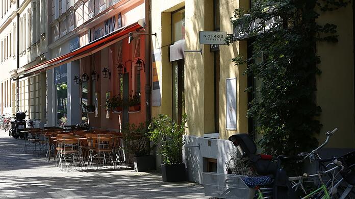 Hier gibt es viel Gastro und Platz zum Sitzen.