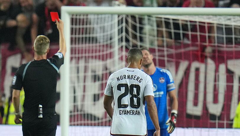 Schiedsrichter Arne Aarnink zeigt Torhüter Christian Mathenia vom 1. FC Nürnberg die Rote Karte.