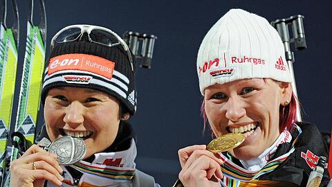 Kati Wilhelm (r) und Simone Hauswald sind die besten Sprinterinnen.
