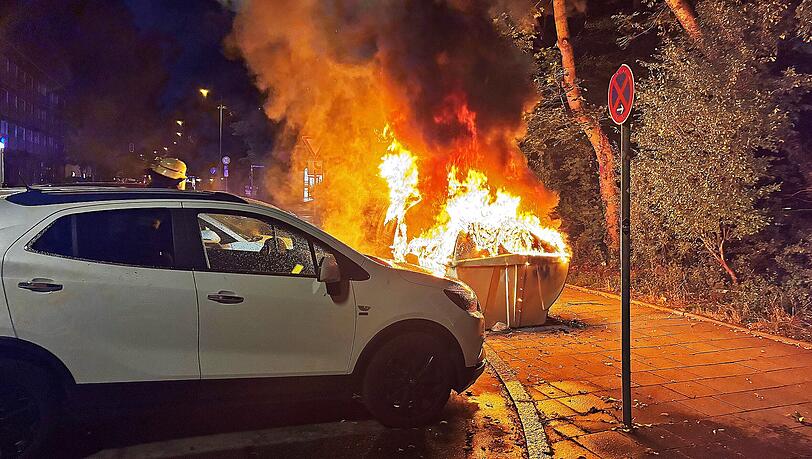 Um ein Haar hätten die Flammen auf die geparkten Fahrzeuge übergegriffen. Durch die starke Hitze wurden dennoch drei Autos beschädigt.