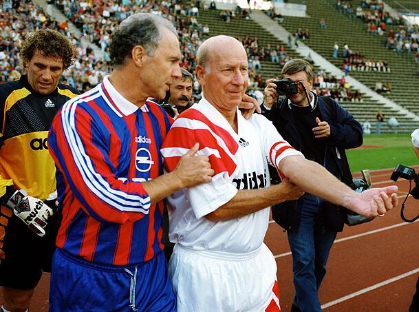 Legenden unter sich: Franz Beckenbauer und Bobby Charlton. Legenden unter sich: Franz Beckenbauer und Bobby Charlton.