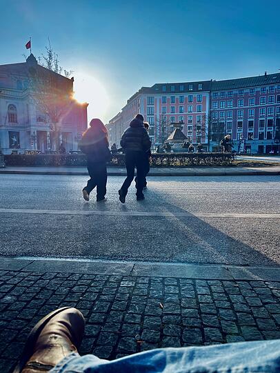 Genussvolk am G&auml;rtnerplatz &ndash; die Lichtschneise an der Klenzestra&szlig;e wird bev&ouml;lkert
