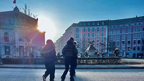 Genussvolk am G&auml;rtnerplatz &ndash; die Lichtschneise an der Klenzestra&szlig;e wird im Winter gerne bev&ouml;lkert.