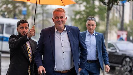 Das Pr&auml;sidium wurde in die Parteizentrale beordert - darunter auch der rheinland-pf&auml;lzische Ministerpr&auml;sident Gordon Schnieder.