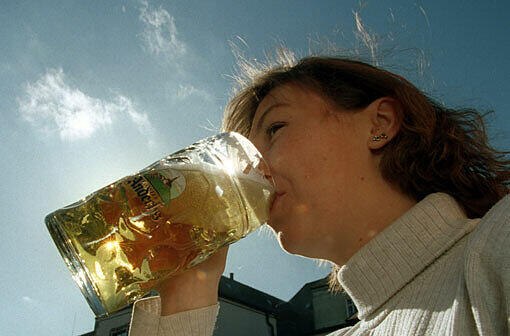 Rolf Dummert von Hofbräu rät dazu, das Bier im Krug sanft zu schütteln. &bdquo;So entfaltet sich das Aroma des Biers am besten. Hofbräu etwa riecht leicht nach Biskuit.&ldquo;