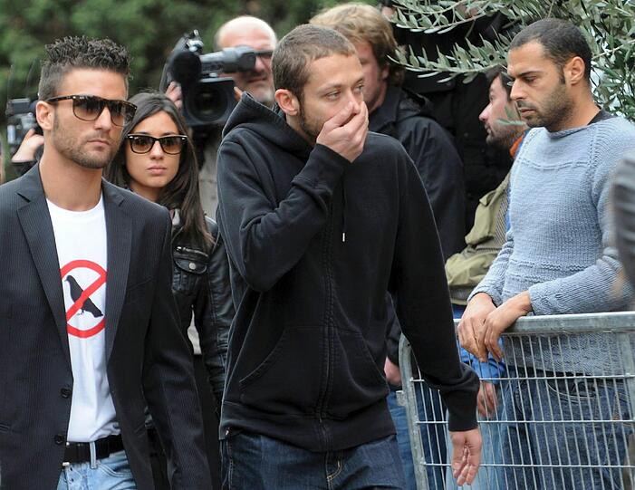 Starpilot Valentino Rossi kann die Tränen nicht zurückhalten...