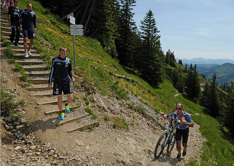 Der erste Aufstieg der Saison ist geschafft: Im Trainingslager in Oberstaufen wanderten die Löwen auf den bei 1.833 Meter liegenden Hochgrad. Sehen Sie hier die Bilder.