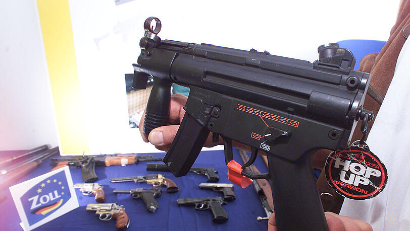 Soft-Air-Guns sehen oft täuschend echt aus. Deshalb dürfen die Waffen nur auf dem Privatgrund verwendet werden. Wer eine Soft-Air-Waffe in der Öffentlichkeit führt, verstößt gegen das Waffengesetz. Soft-Air-Guns sehen oft täuschend echt aus. Deshalb dürfen die Waffen nur auf dem Privatgrund verwendet werden. Wer eine Soft-Air-Waffe in der Öffentlichkeit führt, verstößt gegen das Waffengesetz.