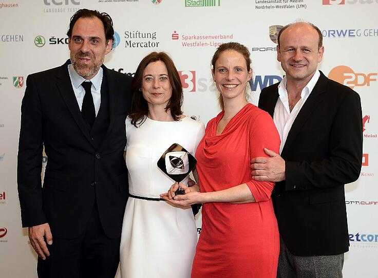 Die Schauspieler Thomas Loibl, Inka Friedrich, Julia Jäger und Oliver Stokowski (l-r) posieren vor der Verleihung mit dem Preis in der Kategorie "Fiktion" für den Film "Zeit der Helden".