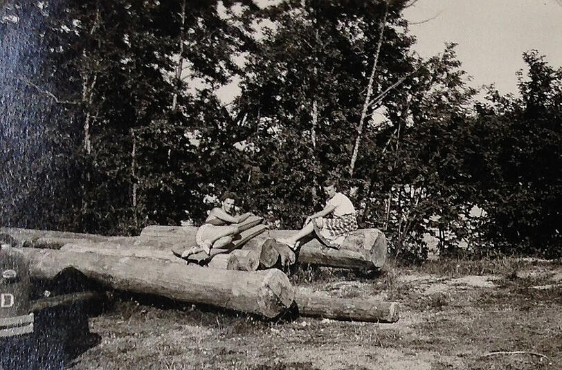 Sommer 1954: Christines Mutter Hannelore (links) mit ihrer Freundin im Englischen Garten.