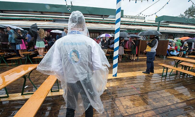 Der Regen bestimmt den Auftakt zum 183. Oktoberfest in München. Erste Wiesnfans standen trotzdem seit 7 Uhr vor den Zelten an.