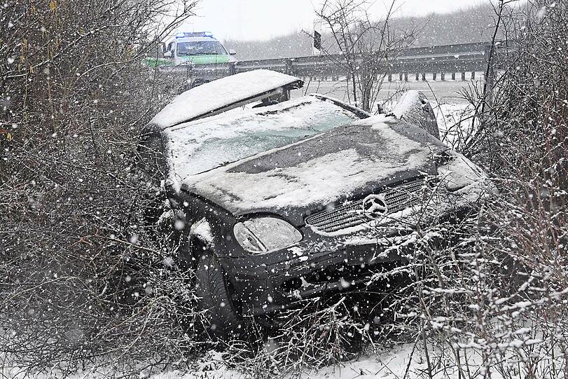 Die Leitplanke hatte den Mercedes in die Luft katapultier.