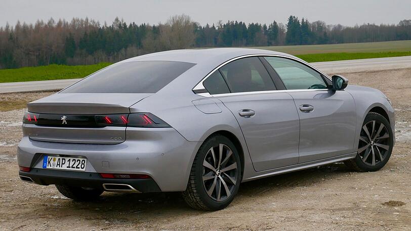 Charakterstark und markentypisch: die LED-Heckleuchten des Peugeot 508.