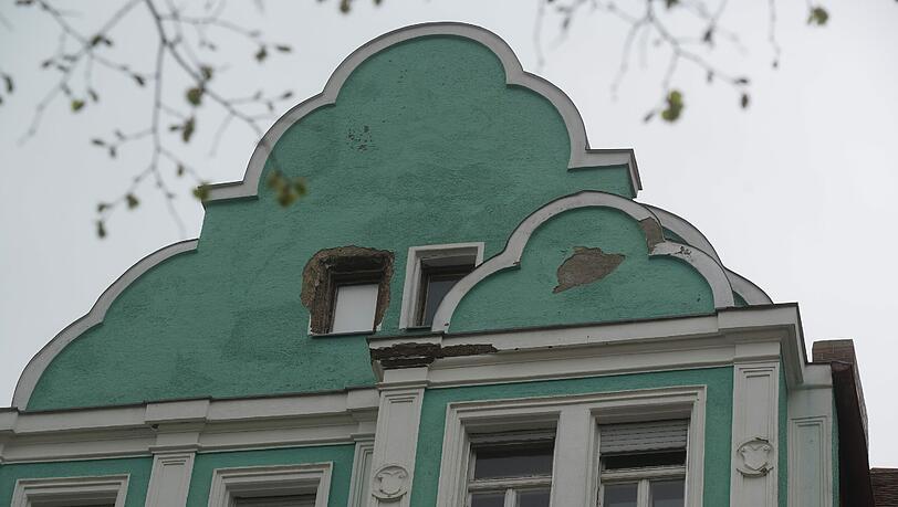 Die Fassade bröckelt, der weiße Putz um die Fenster fällt herunter. Die Fassade bröckelt, der weiße Putz um die Fenster fällt herunter.